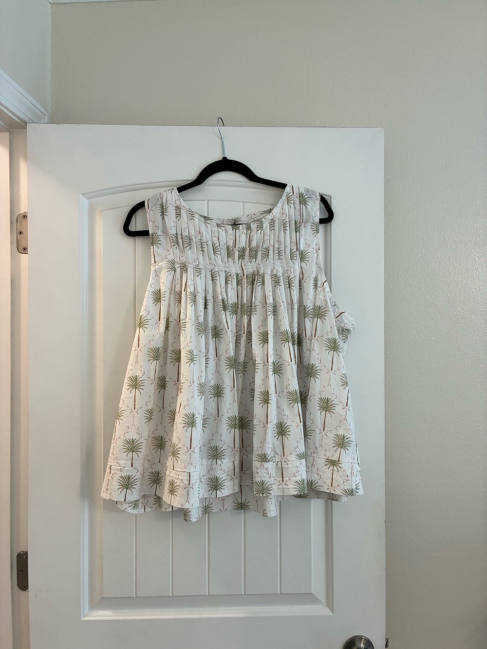 crown & ivy White Sleeveless Palm-Print Tunic